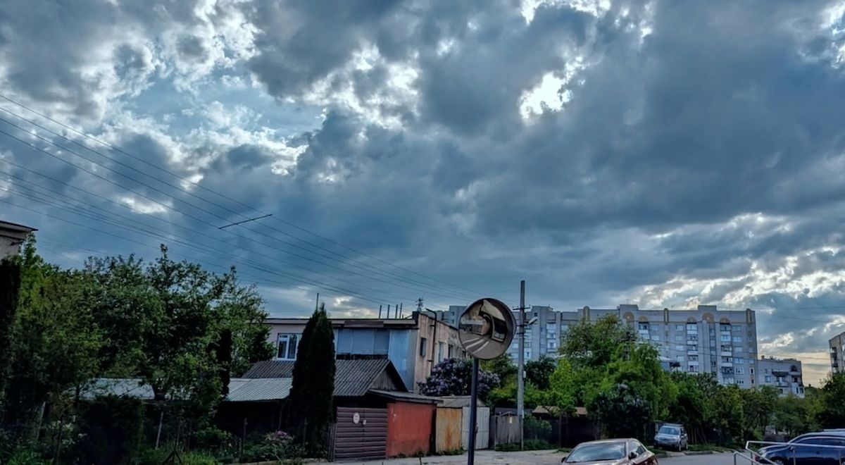Львівські синоптики оголосили штормове попередження через грози та шквали на вихідних