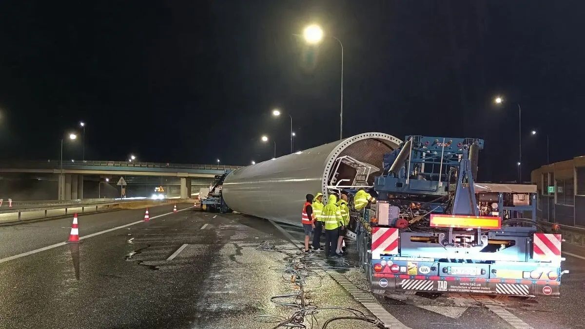 Український перевізник габаритних вантажів за один день заблокував дві автостради у Польщі
