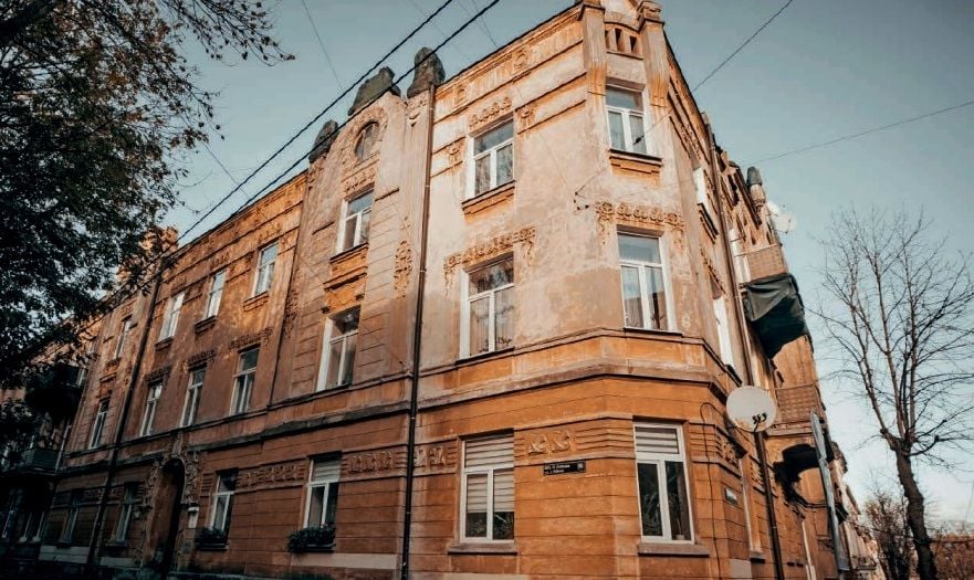 Будинок звели на розі вулиць Глібова і Драгоманова