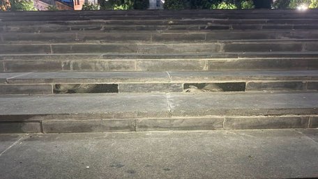 У центрі Чернівців для ремонту сходів використали матеріал для надгробків