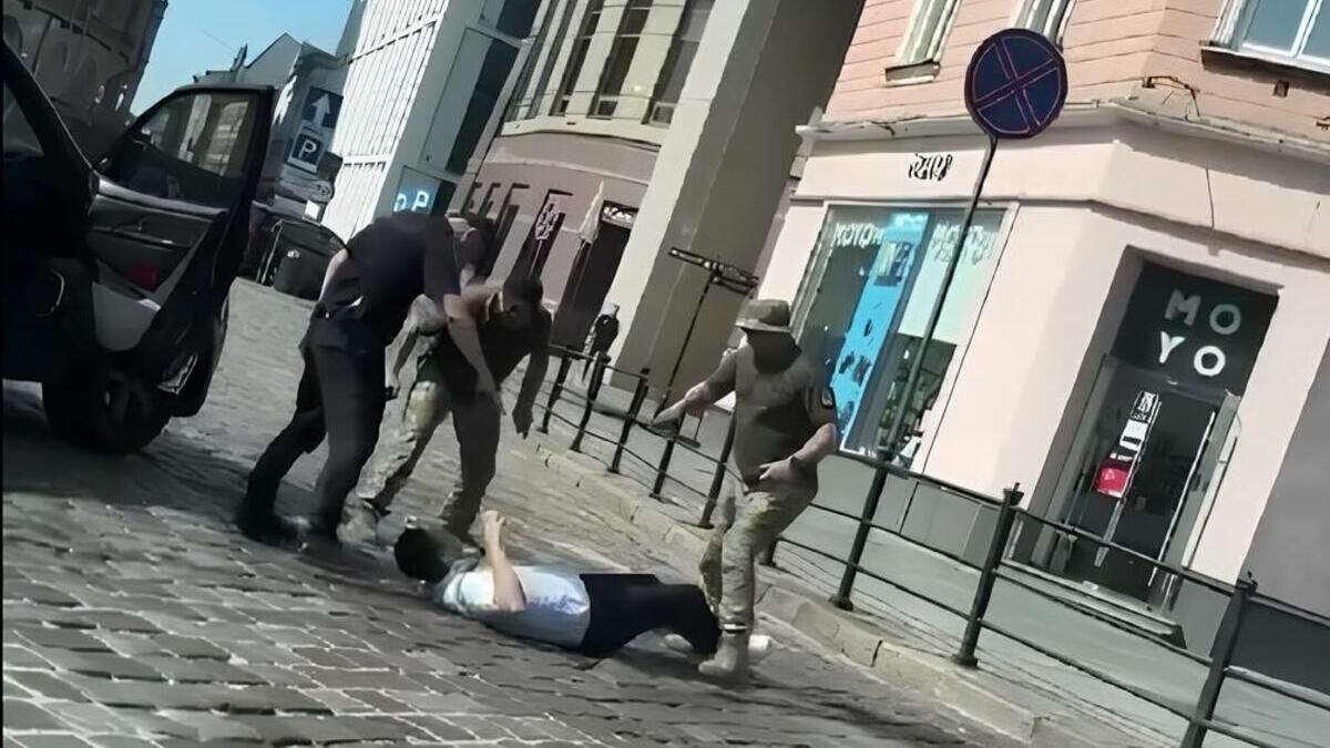 Поліція розслідує побиття чоловіка військовослужбовцями ТЦК в центрі Львова