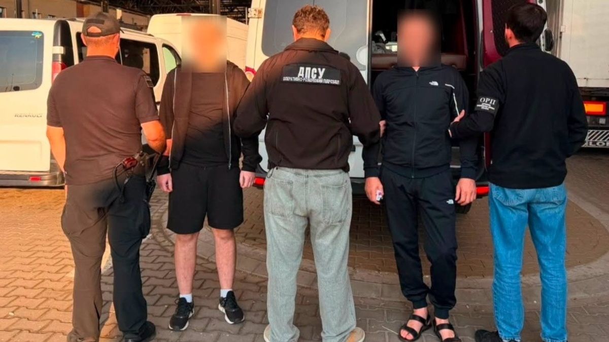 На Львівщині затримали переправника з нелегальним пасажиром у сховку мікроавтобуса