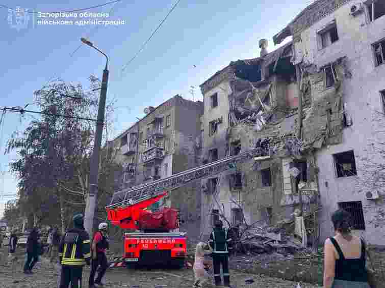Росіяни керованою авіабомбою вдарили по пʼятиповерхівці у Запоріжжі, є загиблі 