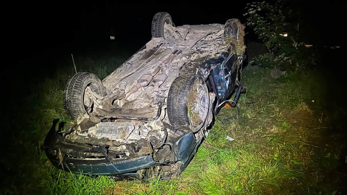 Пʼяний водій Audi на Прикарпатті врізався в електроопору і перекинувся, пасажир загинув