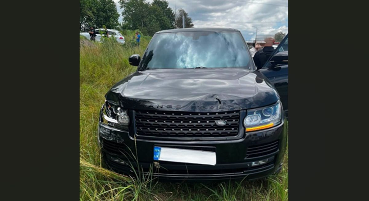 Розшукуваний ТЦК підприємець на Range Rover під час втечі збив поліцейського біля Стрия
