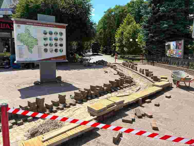 На Привокзальній площі у Франківську почали облаштовувати безбар’єрний простір