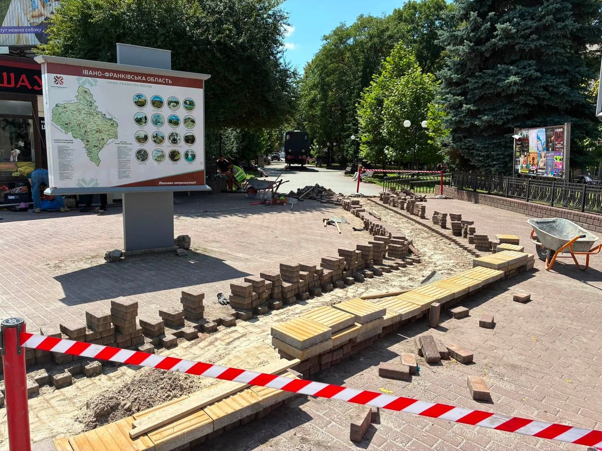 На Привокзальній площі у Франківську почали облаштовувати безбар’єрний простір