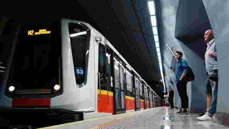 Українець жартома кинув рюкзак на колію метро у Варшаві, його депортують
