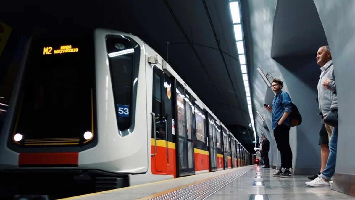 Українець жартома кинув рюкзак на колію метро у Варшаві, його депортують
