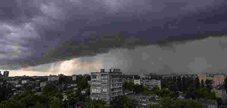 У Львові оголосили штормове попередження через грози, шквали та град