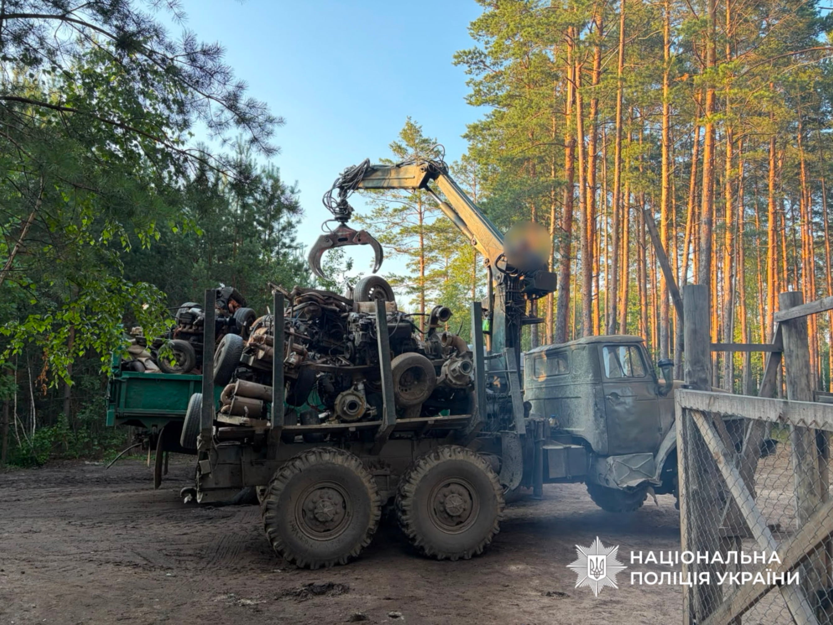 Ділки вимивали бурштин помпами / Фото Нацполіції