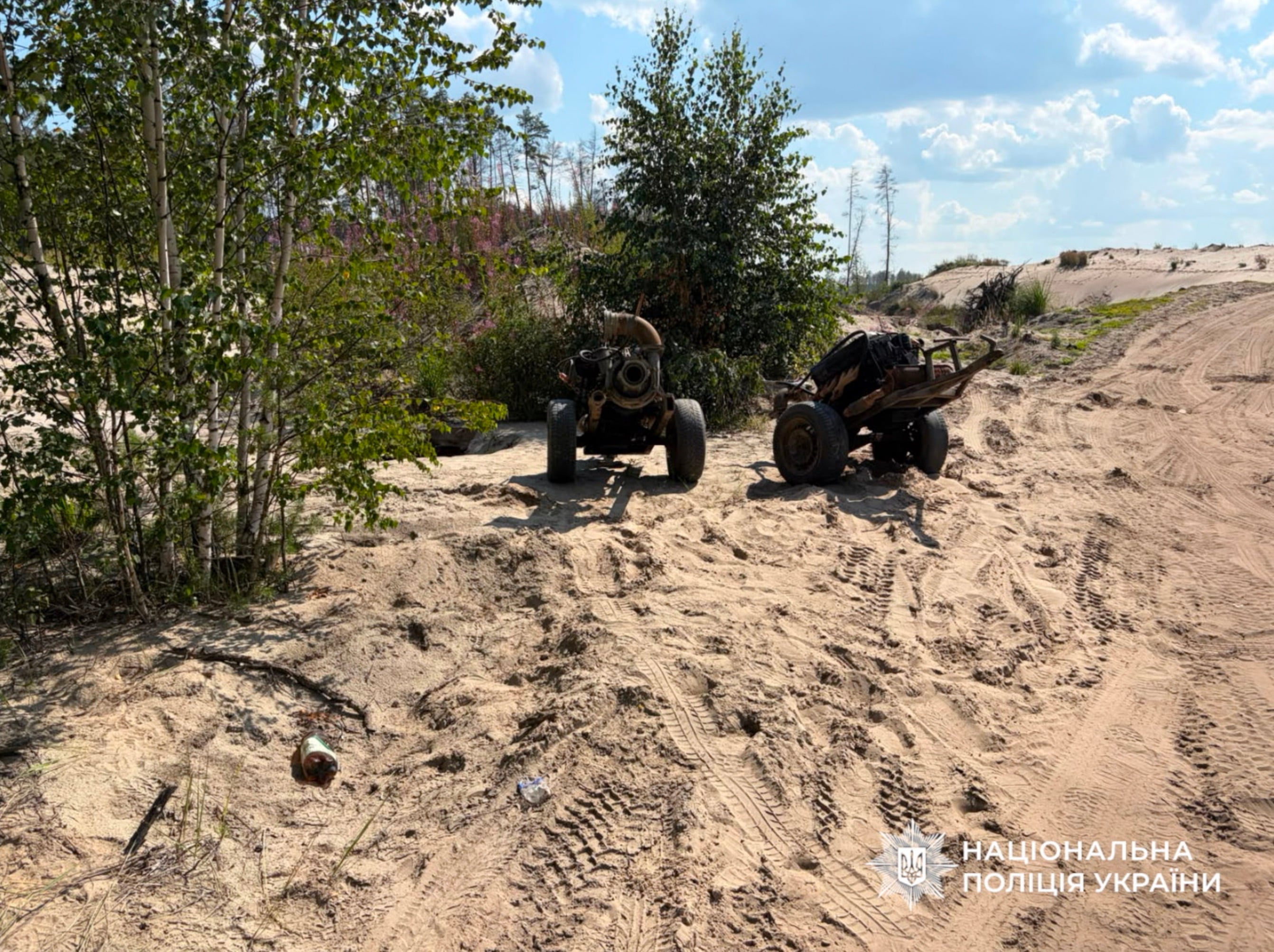 Ділки вимивали бурштин помпами / Фото Нацполіції