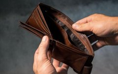 Чому люди витрачають останні гроші на дорогі покупки: пояснює психологиня