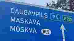 Латвія хоче прибрати дорожні знаки, які вказують на Росію та Білорусь