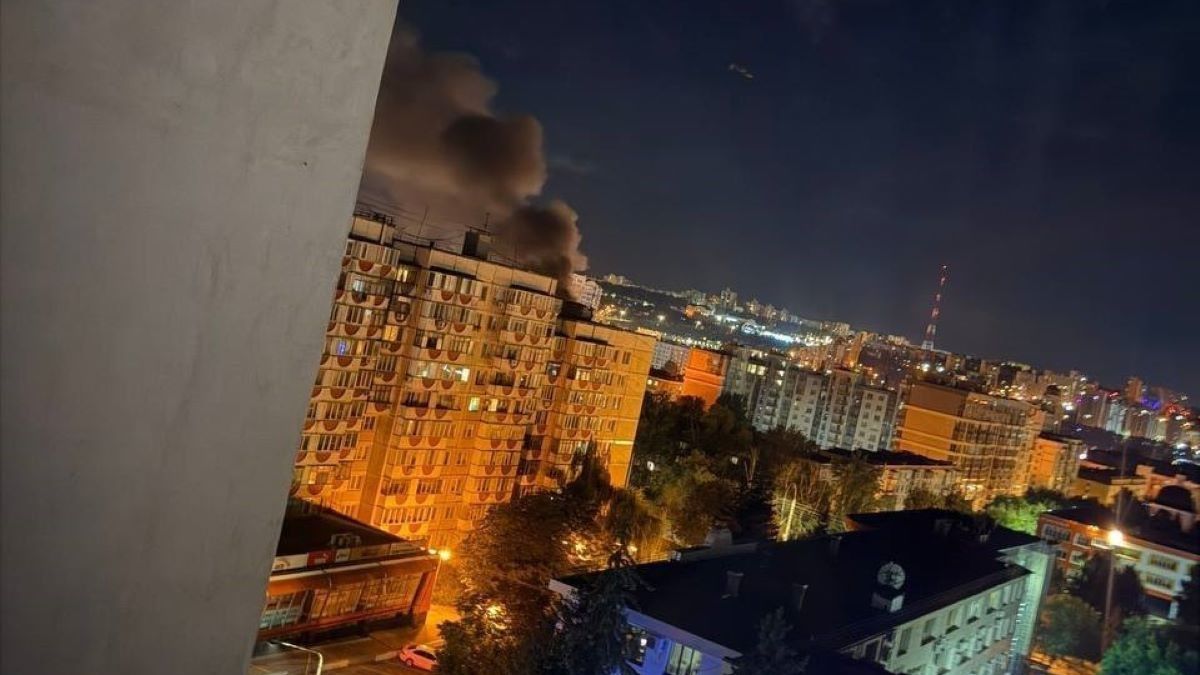 У Росії під атакою дронів опинилися порт, будівля ФСБ та нафтові об'єкти