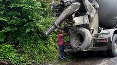 Водій бетонозмішувача злив залишки суміші біля озера Синевир