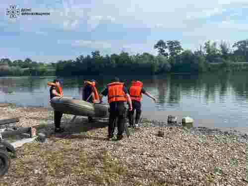 Рятувальники дістали з Дністра тіло зниклого три дні тому прикарпатця
