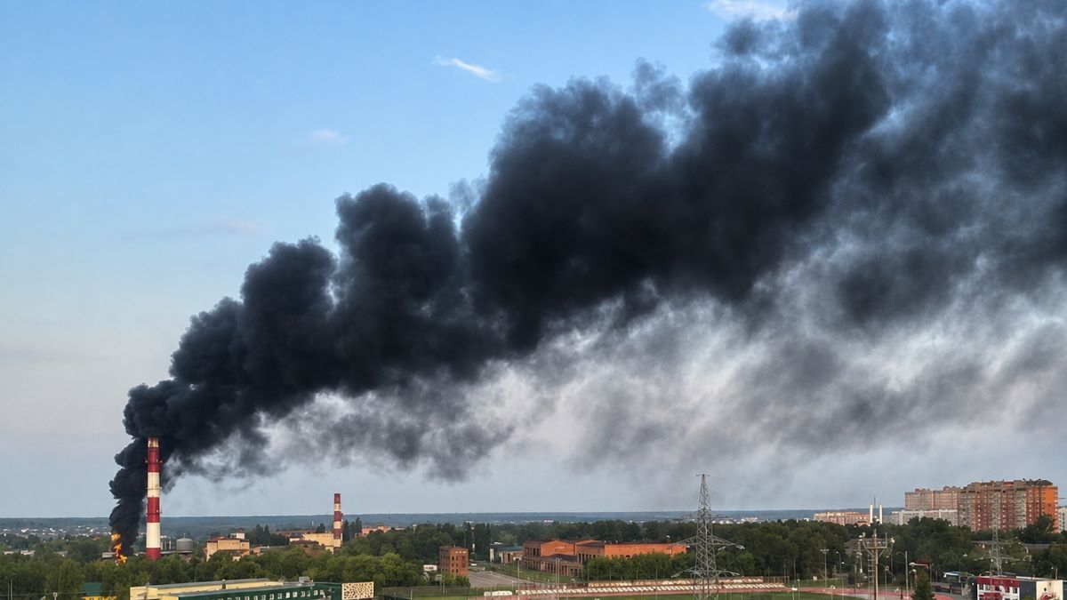 Під Москвою після атаки спалахнули завод і склад товарів для популярних російських магазинів