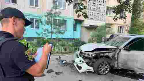 В Одесі у дворі житлового будинку вибухнув автомобіль
