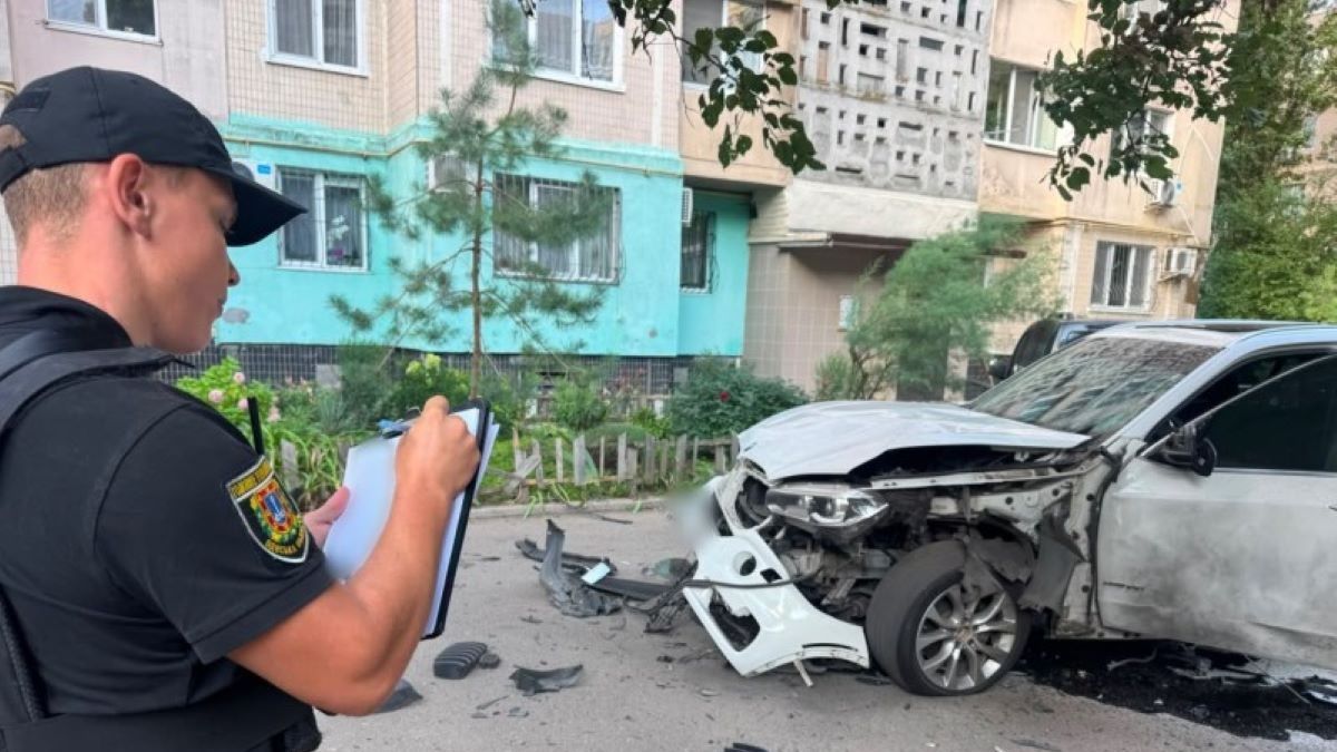 В Одесі у дворі житлового будинку вибухнув автомобіль