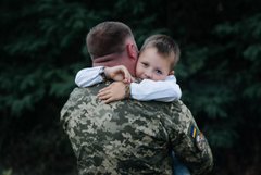 Як підтримати дитину, якщо тато на війні: пояснення психологині