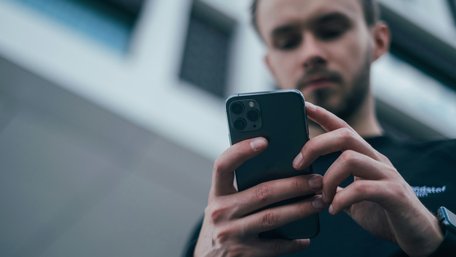 Ніколи не кладіть смартфон у холодильник: як правильно і безпечно його охолодити