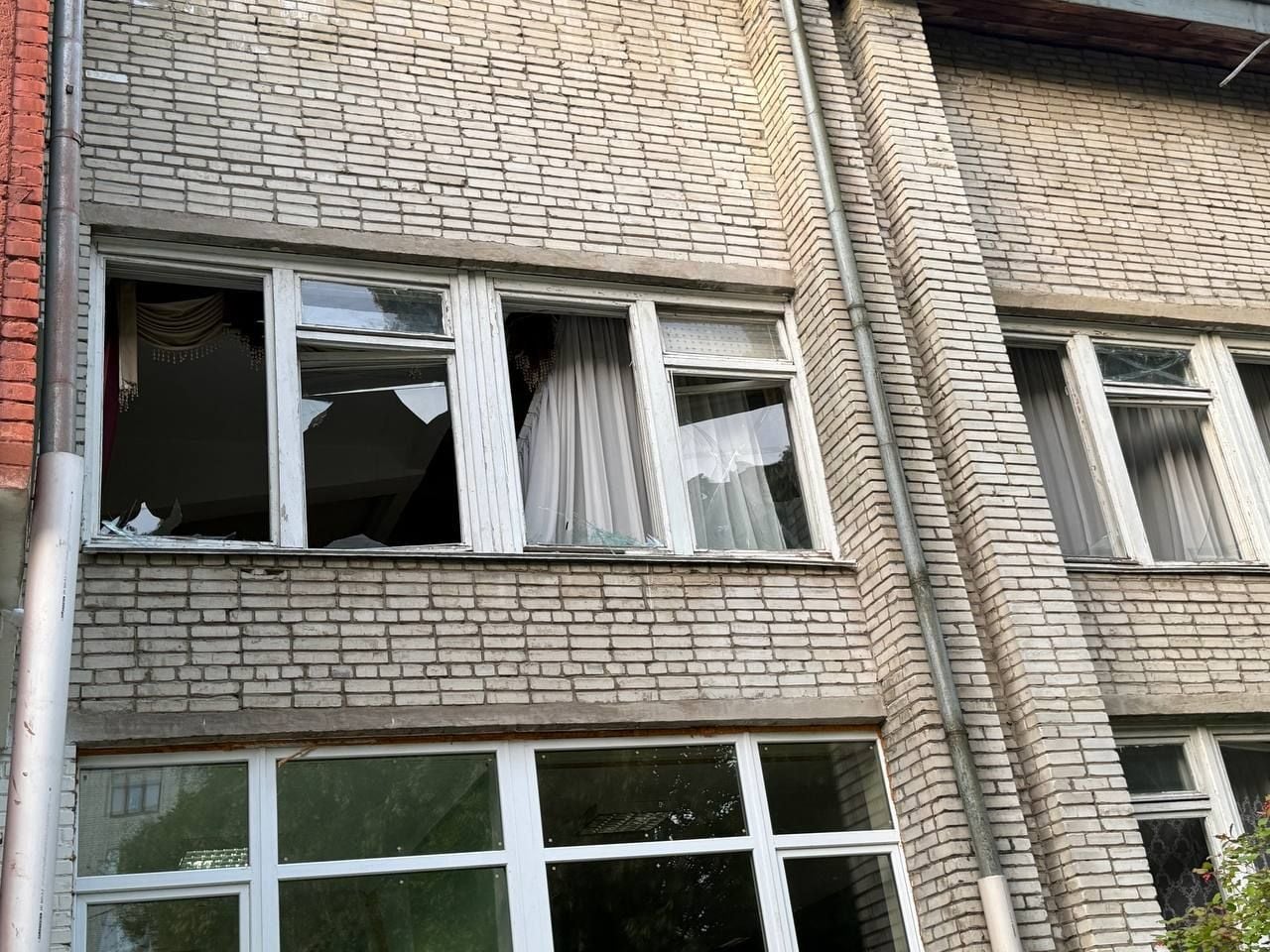 Внаслідок атаки по Львову пошкоджено в ліцеї та садочку вибито вікна / Фото ЛМР