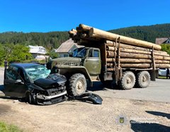В аварії з лісовозом у Верховині загинула пасажирка Citroën