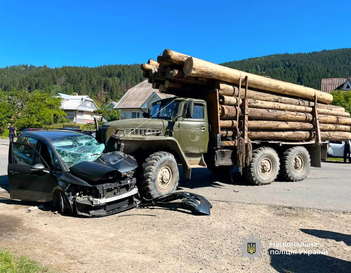 В аварії з лісовозом у Верховині загинула пасажирка Citroën