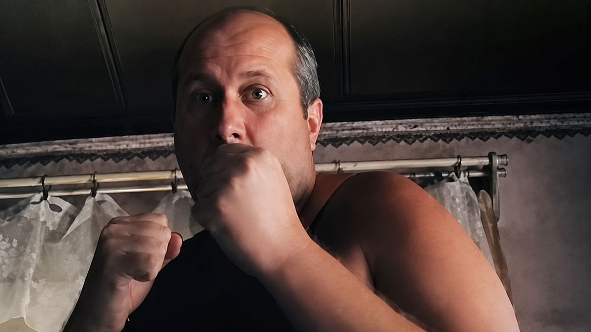 Психічно хворий блогер з Коломиї записує на відео знущання над рідними