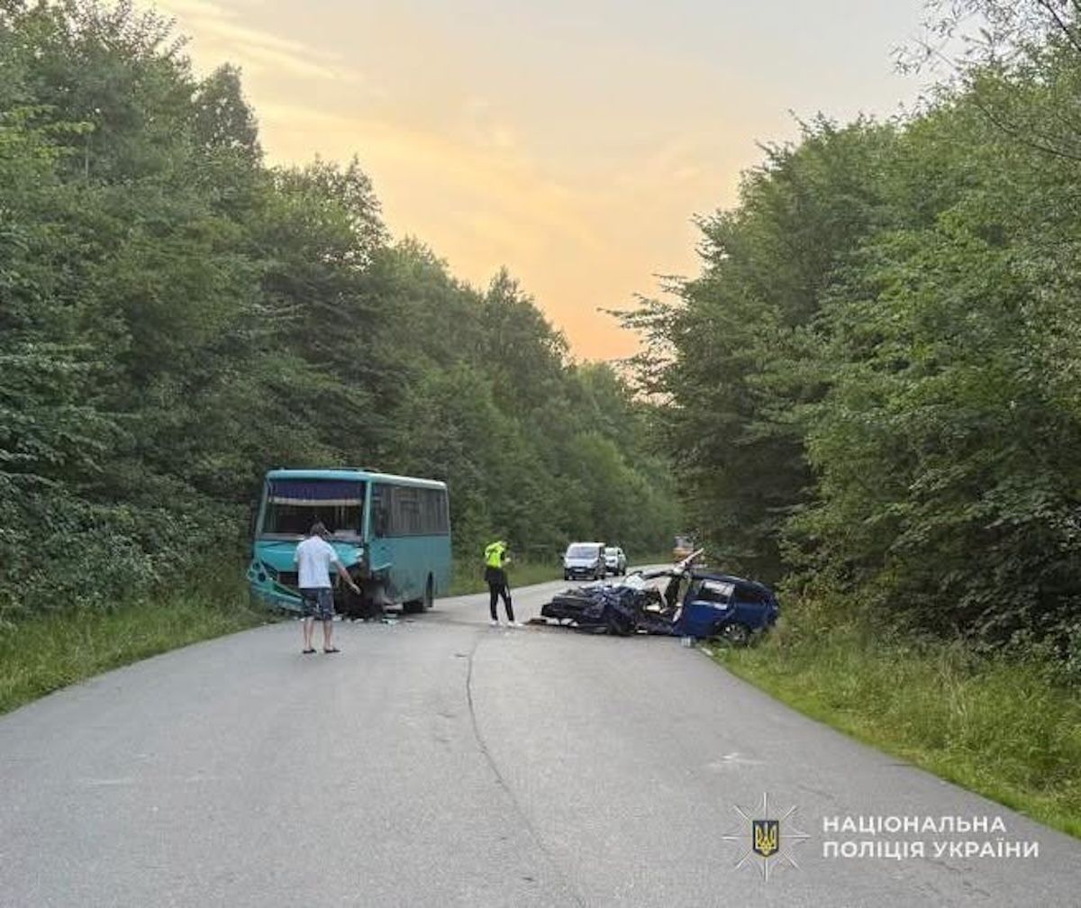 На Львівщині через зіткнення легковика з автобусом травмувалися 11 людей