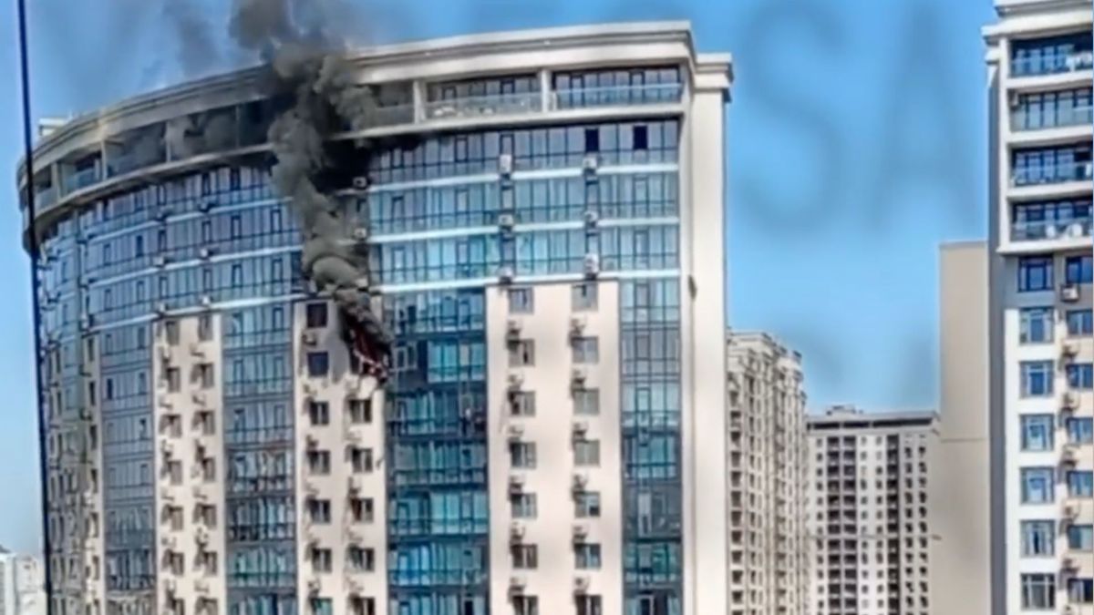 Ударний дрон влетів у багатоповерхівку в курортному районі Одеси