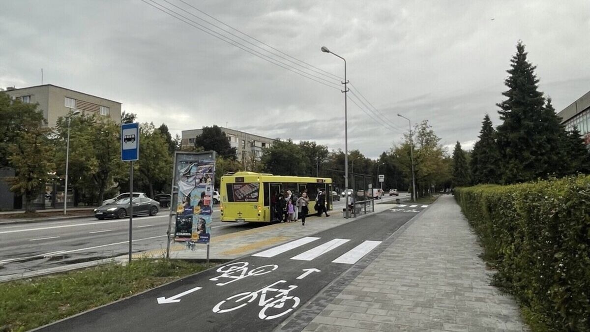 На вул. Стрийській у Львові демонтують самовільно встановлену рекламу на велодоріжці
