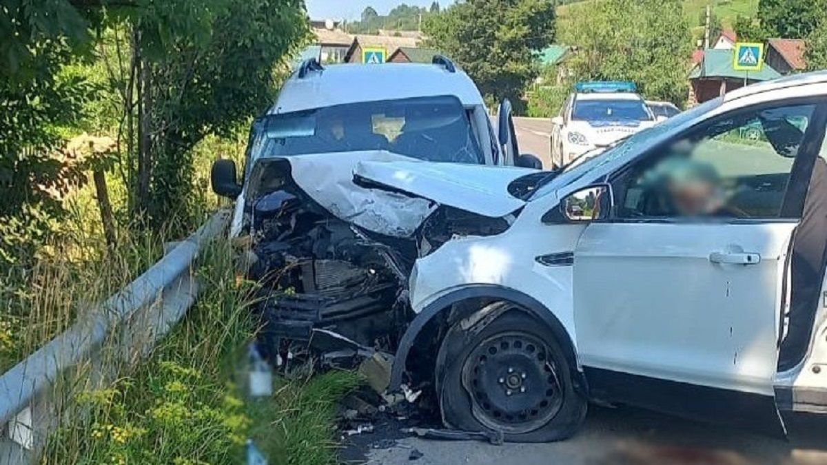 У лобовій аварії на Закарпатті постраждали семеро людей