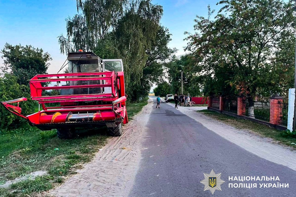16-річна пасажирка мотоцикла загинула внаслідок зіткнення з комбайном на Рівненщині 