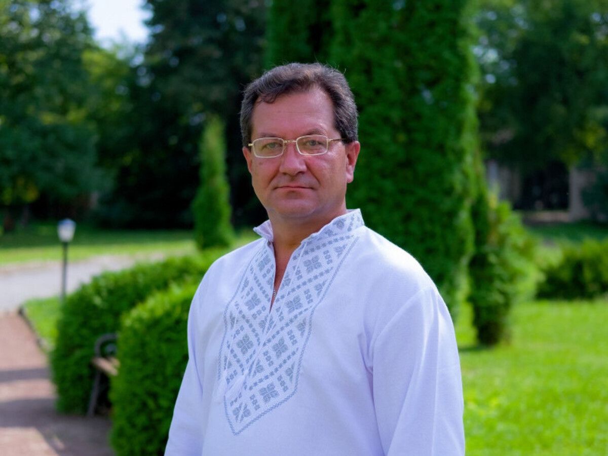 Суд закрив справу ексмера Острога, який слухав російську музику та побив жінку