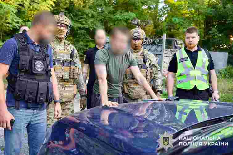 Директора мовної школи в Хмельницькому затримали через підозру в розбещенні учениць