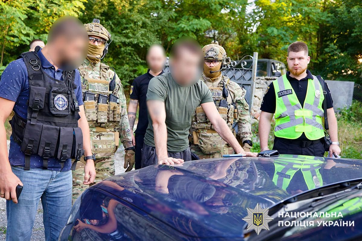 Директора мовної школи в Хмельницькому затримали через підозру в розбещенні учениць