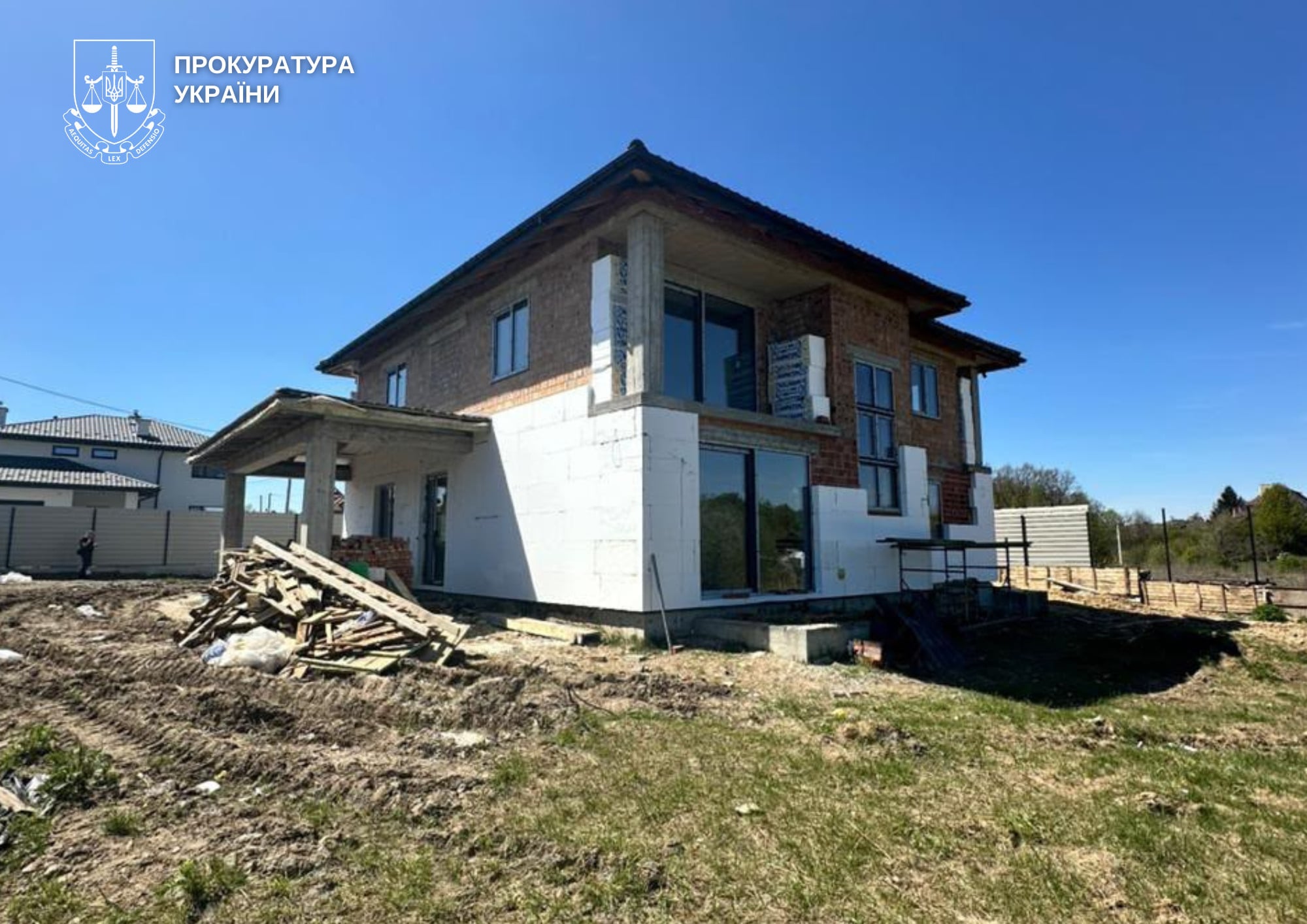 Працівників залізниці відправляли будувати приватний будинок поблизу Львова (фото прокуратури)