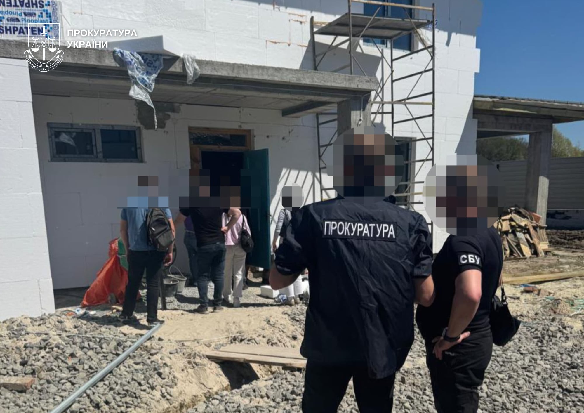 Працівників залізниці відправляли будувати приватний будинок поблизу Львова (фото прокуратури)