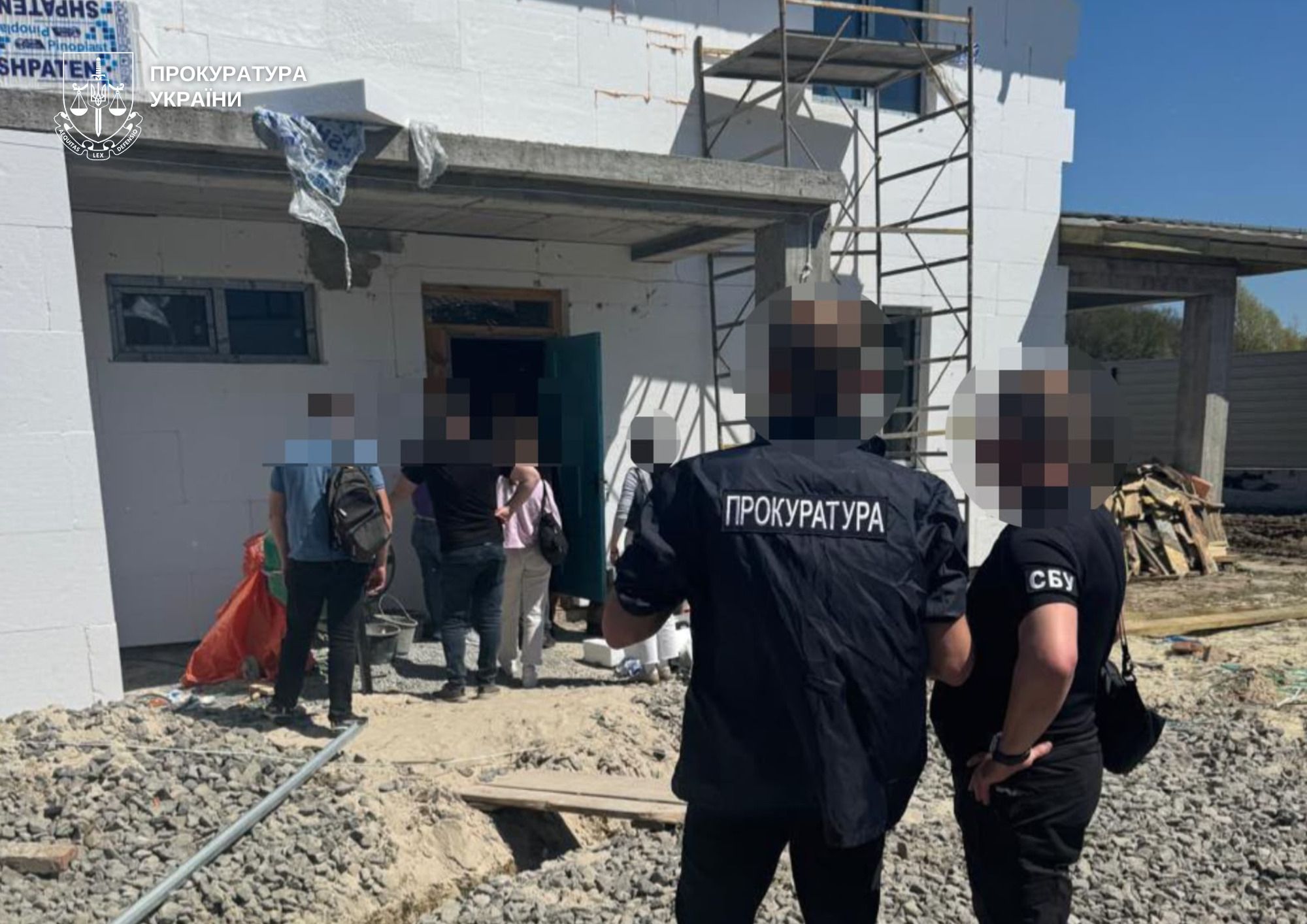 Працівників залізниці відправляли будувати приватний будинок поблизу Львова (фото прокуратури)