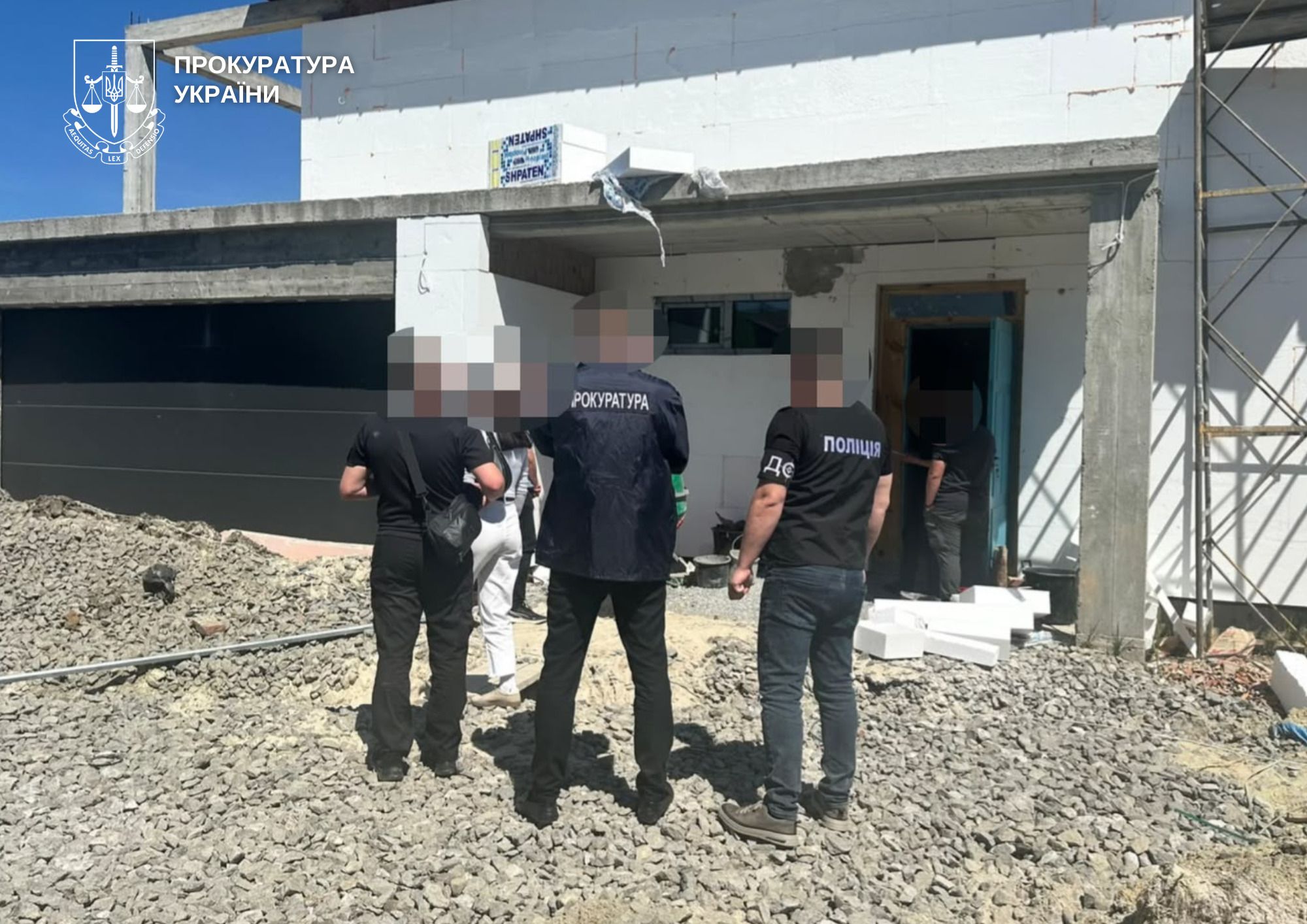 Працівників залізниці відправляли будувати приватний будинок поблизу Львова (фото прокуратури)