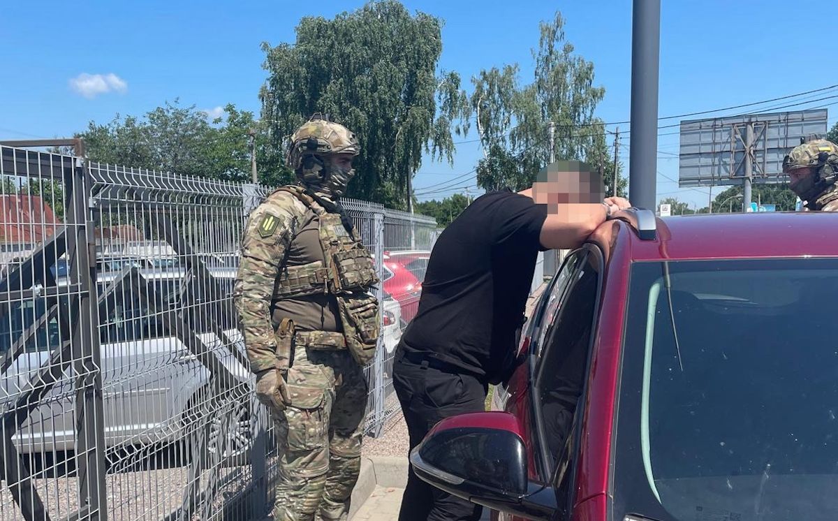 ДБР викрило правоохоронця та військового у СЗЧ на організації дезертирства інших бійців