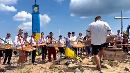 Понад 30 цимбалістів зіграли на Говерлі гімн України та встановили національний рекорд