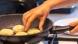 Ці два інгредієнти лише псують котлети: що кулінари не радять класти у фарш