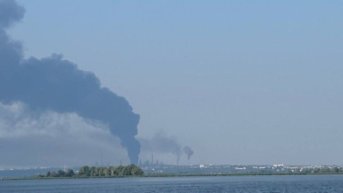 Дрони атакували два російських НПЗ, на підприємствах спалахнули пожежі