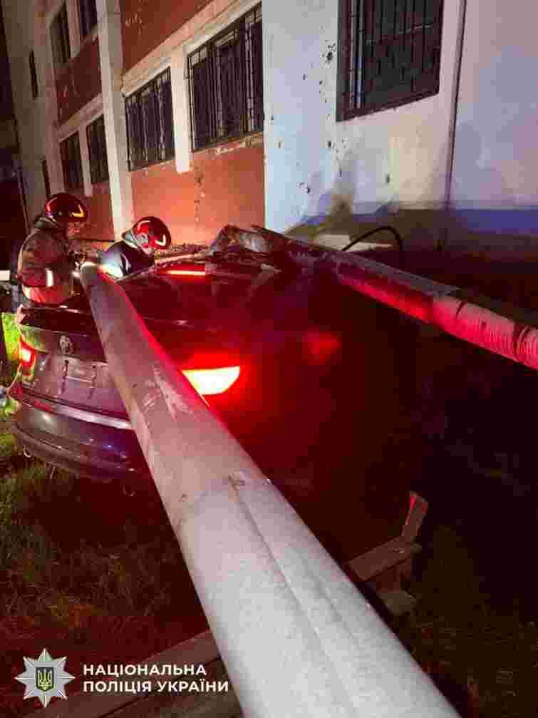 У Львові 26-річний водій BMW загинув, врізавшись у нежитлову будівлю