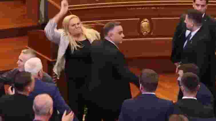 У Косові депутатка закидала прем’єра яйцями та зірвала засідання парламенту