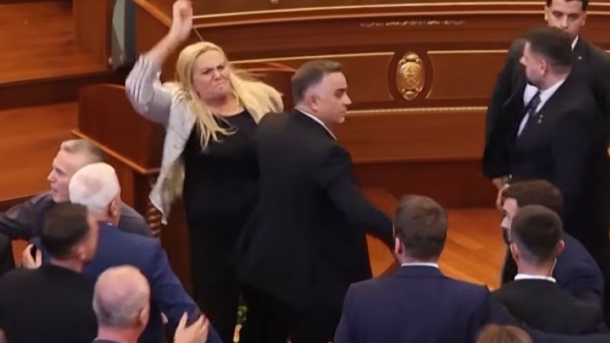 У Косові депутатка закидала прем’єра яйцями та зірвала засідання парламенту