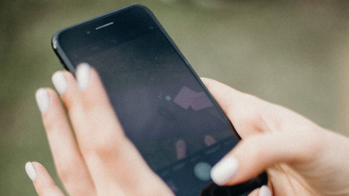 У закарпатки конфіскували iPhone за зйомку військової техніки 